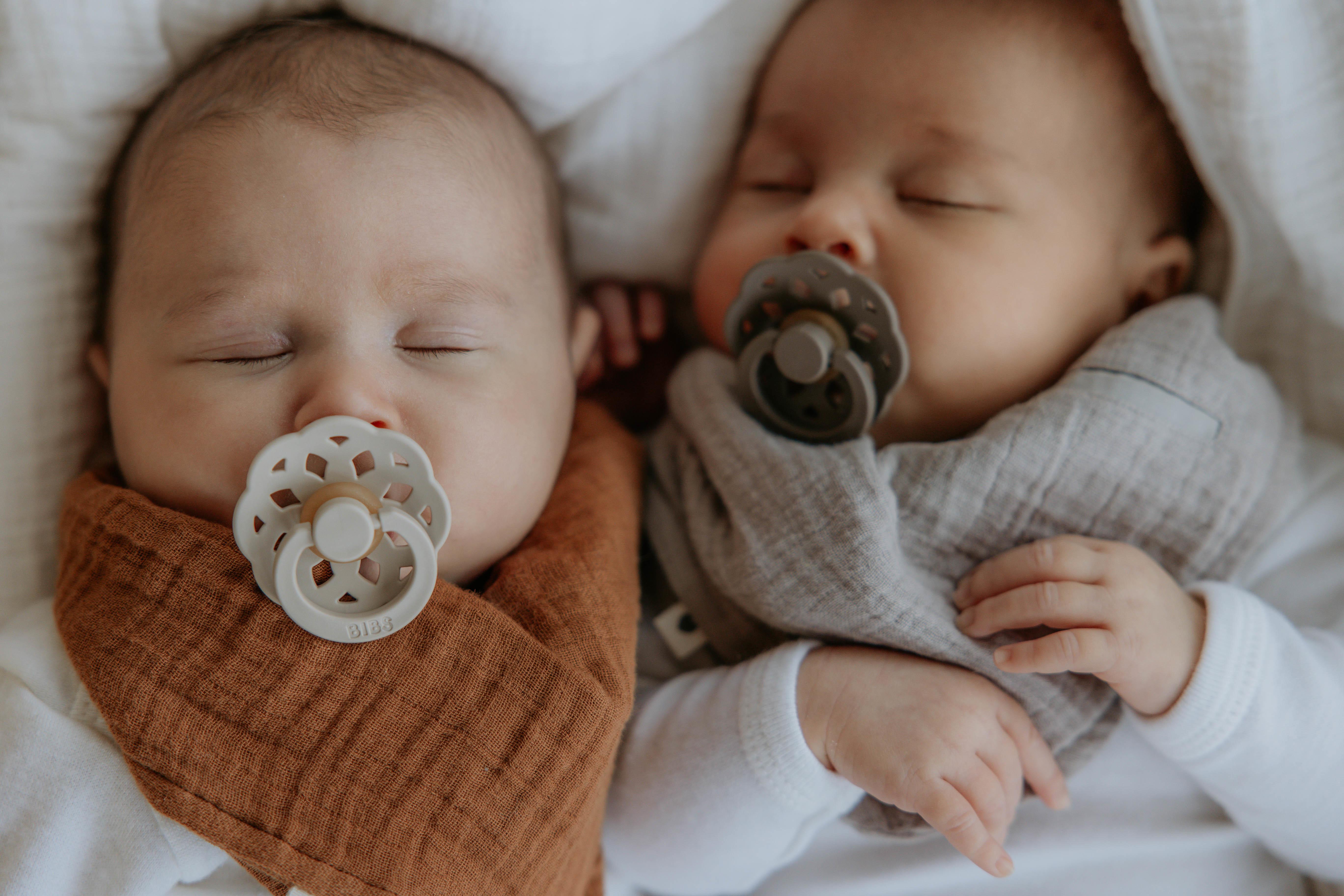 ajándék újszülöttnek BIBS cumi