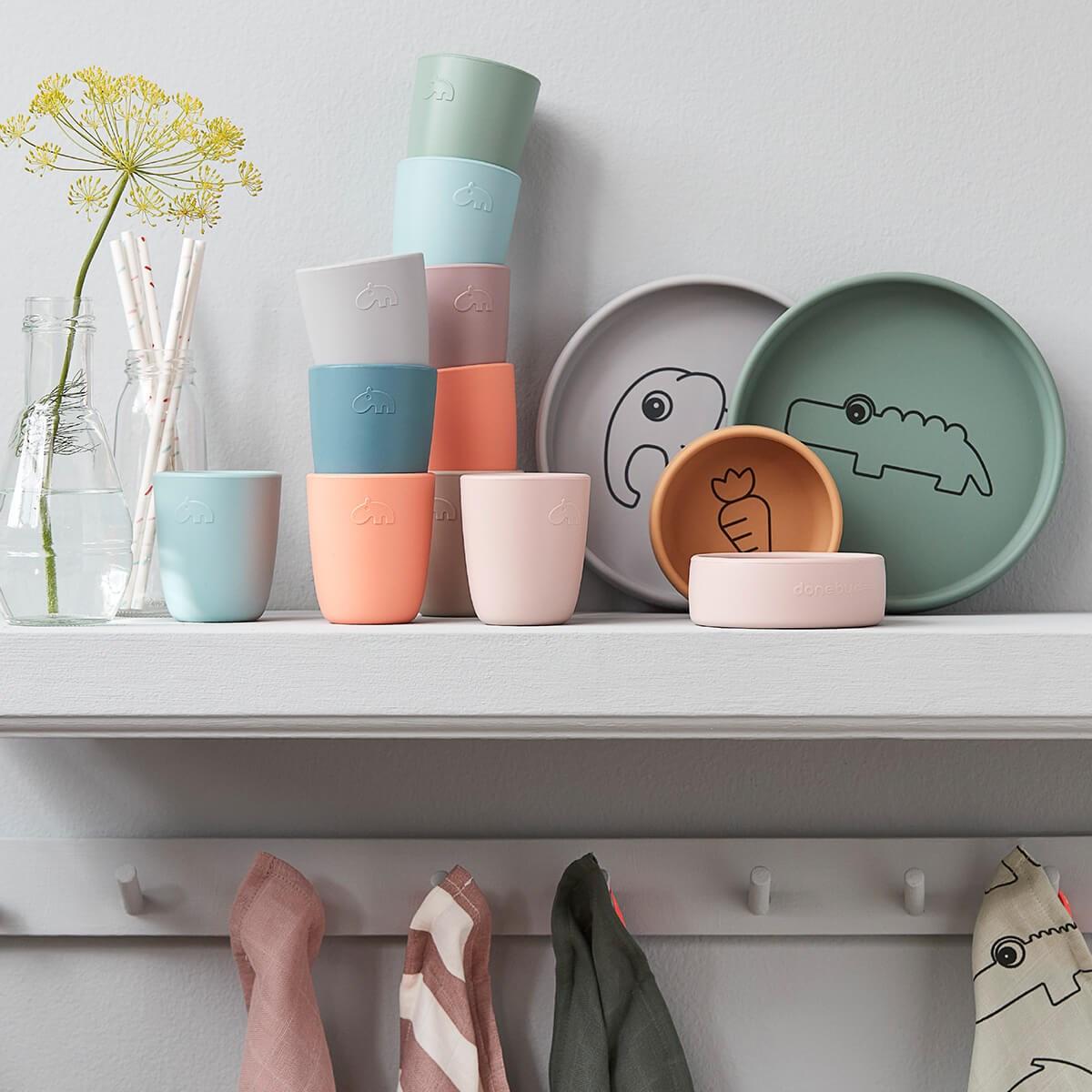 ajándék újszülöttnek Done by Deer pohár tányér szett