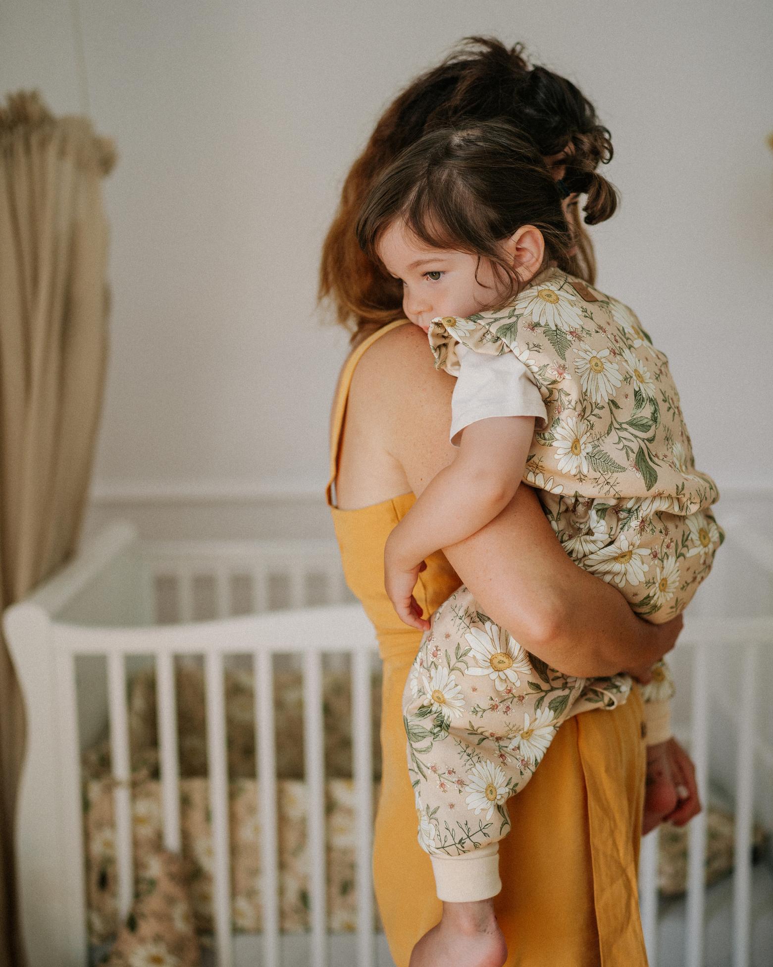 La Millou bézs virágos tipegő hálózsák járni tudó babáknak