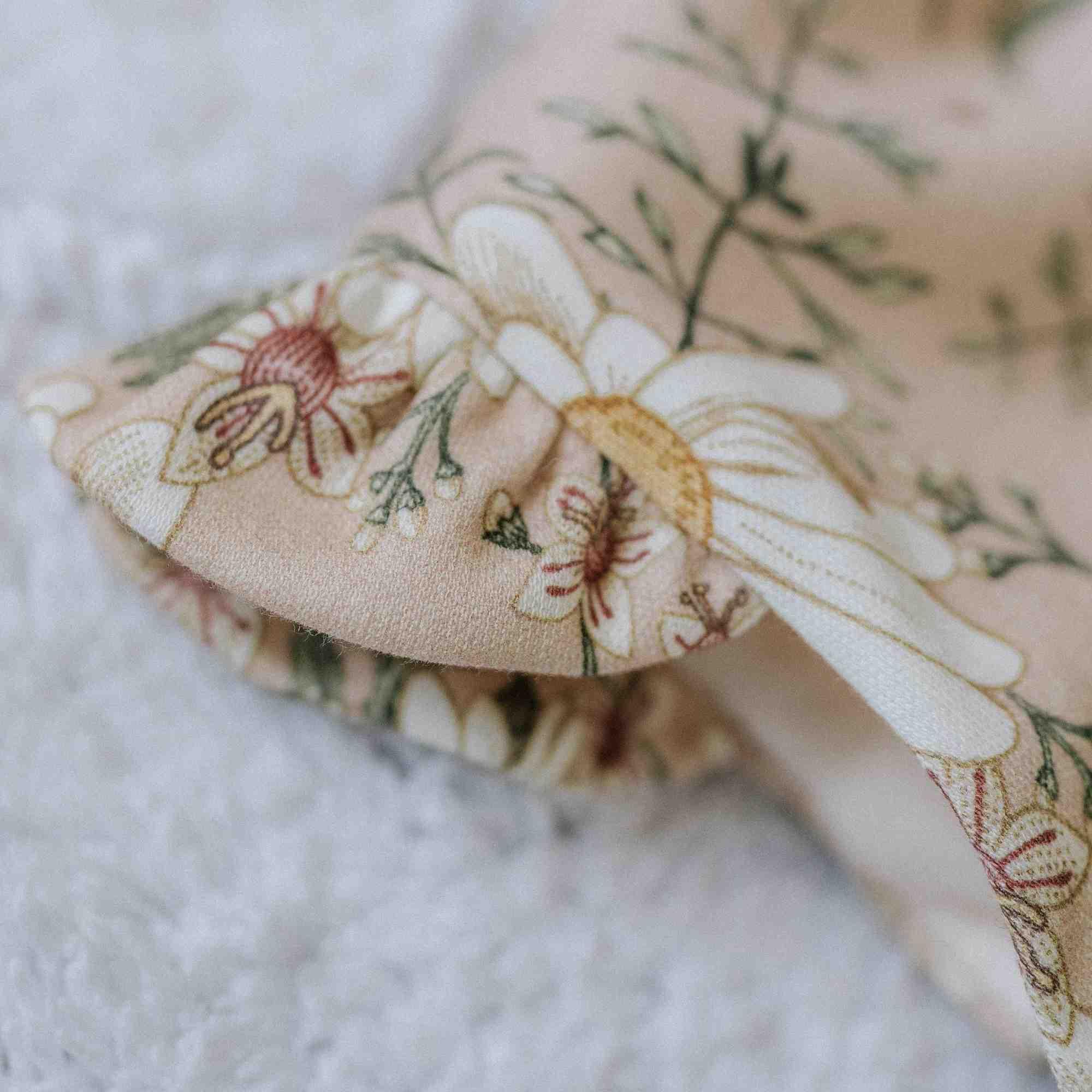 Tipegő hálózsák fodorral