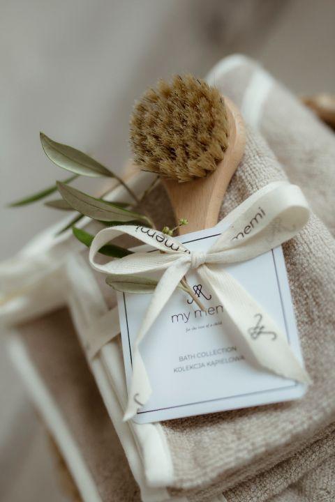 ajándék újszülöttnek wellness fürdető szett babáknak hajkefével