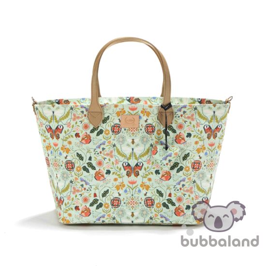 közepes méretű pelenkázó táska halvány menta alapon színes virág és pillangó mintával La Millou Secret Garden