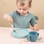 Kép 4/9 - tányérból, villából és kétfülű pohárból álló szilikon étkészlet babáknak 