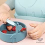 Kép 4/9 - kék szilikon tál Done by Deer Raffi zsiráf mintával