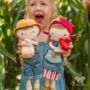 Kép 2/7 - Little Farm babák: Jim és Rosa piros-kék ruhában