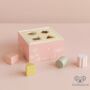Kép 8/10 - Little Dutch pink fa formabedobó kocka 4 különböző formával