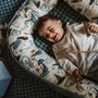Kép 6/12 - Prémium babafészek kék alapon herceg, vár, kard, sárkány és ló minta La Millou Prince