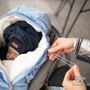 Kép 4/8 - La Millou kék újszülött bundazsák állítható kapucnival
