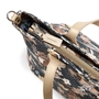 Kép 8/8 - közepes méretű pelenkázó táska sötétbarna erdei mókus mintával